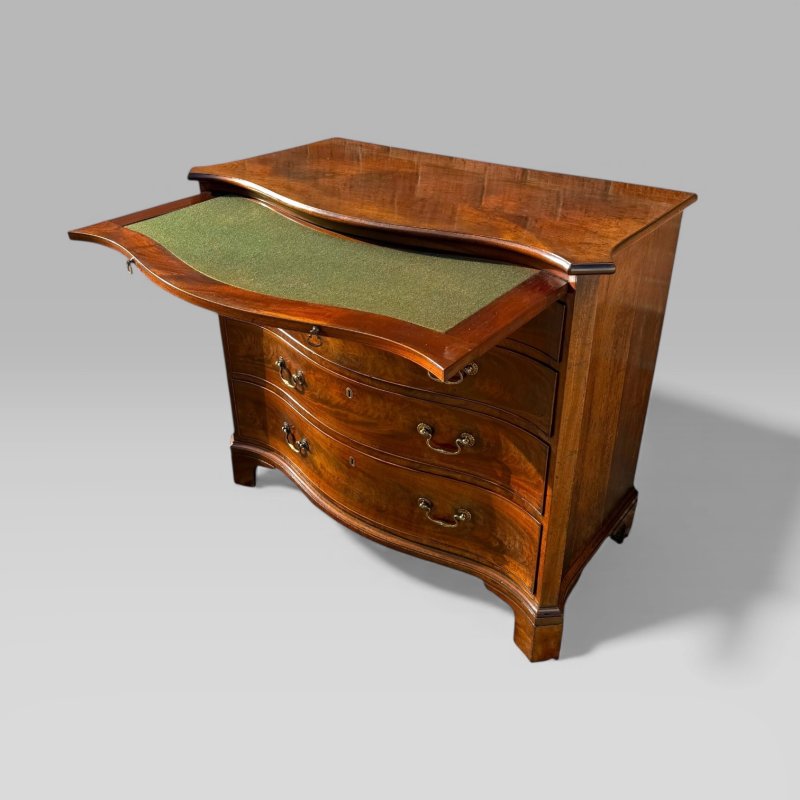 Antique Georgian 1760 Mahogany Serpentine Chest Of Drawers with Brushing Slide - Image 5